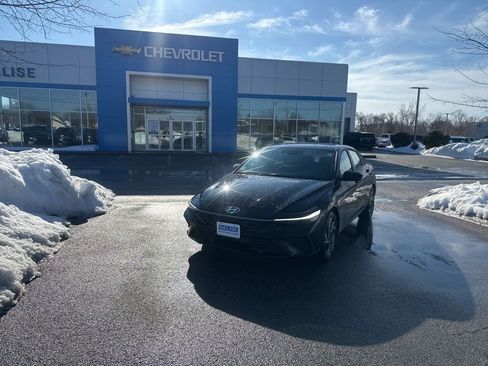 Used 2025 Hyundai Elantra Sport image 2