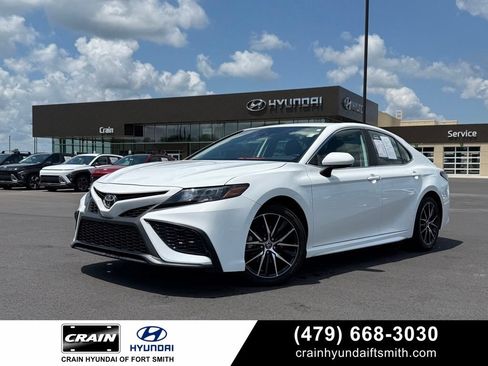 Used 2024 Toyota Camry SE FWD image 1