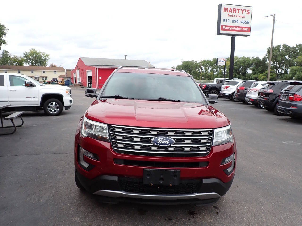 Used 2017 Ford Explorer XLT w/ Equipment Group 202A AWD/4WD image 2