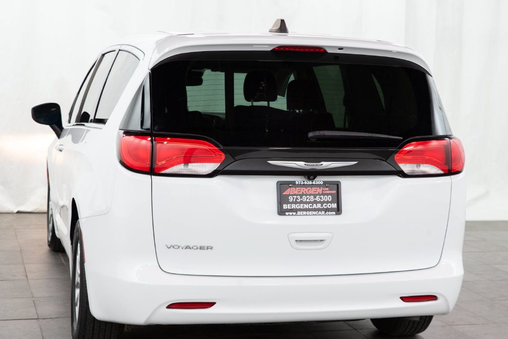 Used 2023 Chrysler Voyager LX FWD image 11