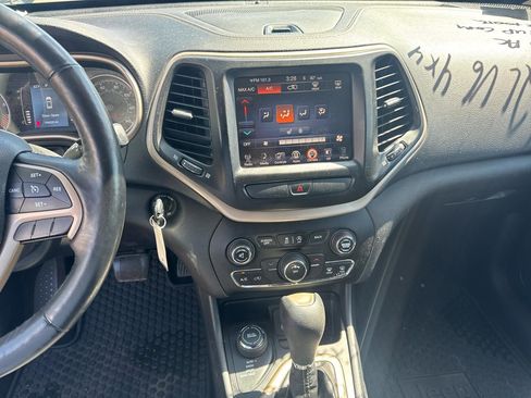Used 2015 Jeep Cherokee Latitude w/ Cold Weather Group AWD/4WD image 10