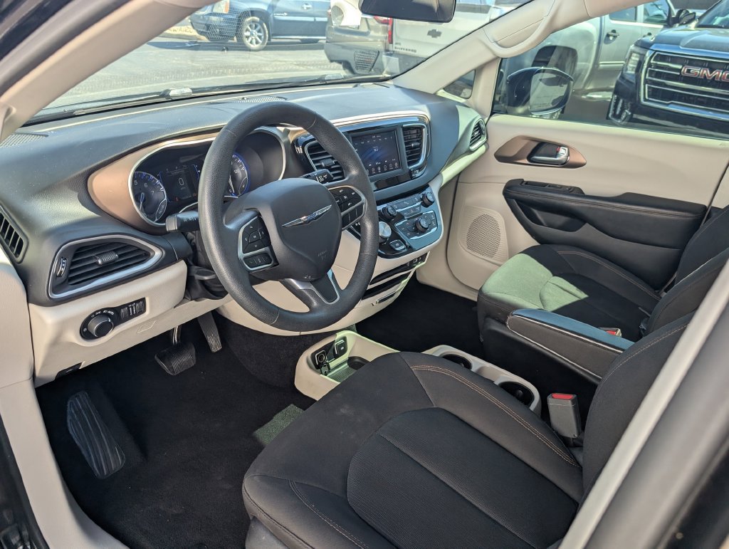 Used 2018 Chrysler Pacifica Touring FWD image 10