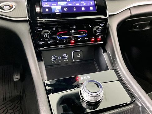 Used 2025 Jeep Grand Cherokee Altitude AWD/4WD image 8