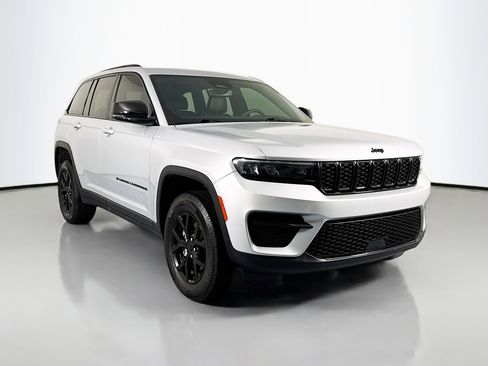 Used 2024 Jeep Grand Cherokee Altitude AWD/4WD image 3