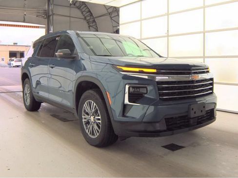 Used 2025 Chevrolet Traverse LT AWD/4WD image 4