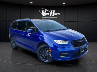 Used 2021 Chrysler Pacifica Touring-L w/ Uconnect Theater Family Group AWD/4WD video 1