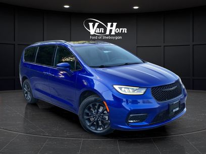 Used 2021 Chrysler Pacifica Touring-L w/ Uconnect Theater Family Group