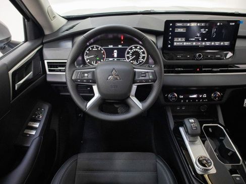New 2025 Mitsubishi Outlander SE image 20