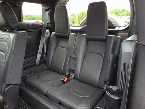 Used 2022 Land Rover Defender 110 X-Dynamic SE AWD/4WD image 10