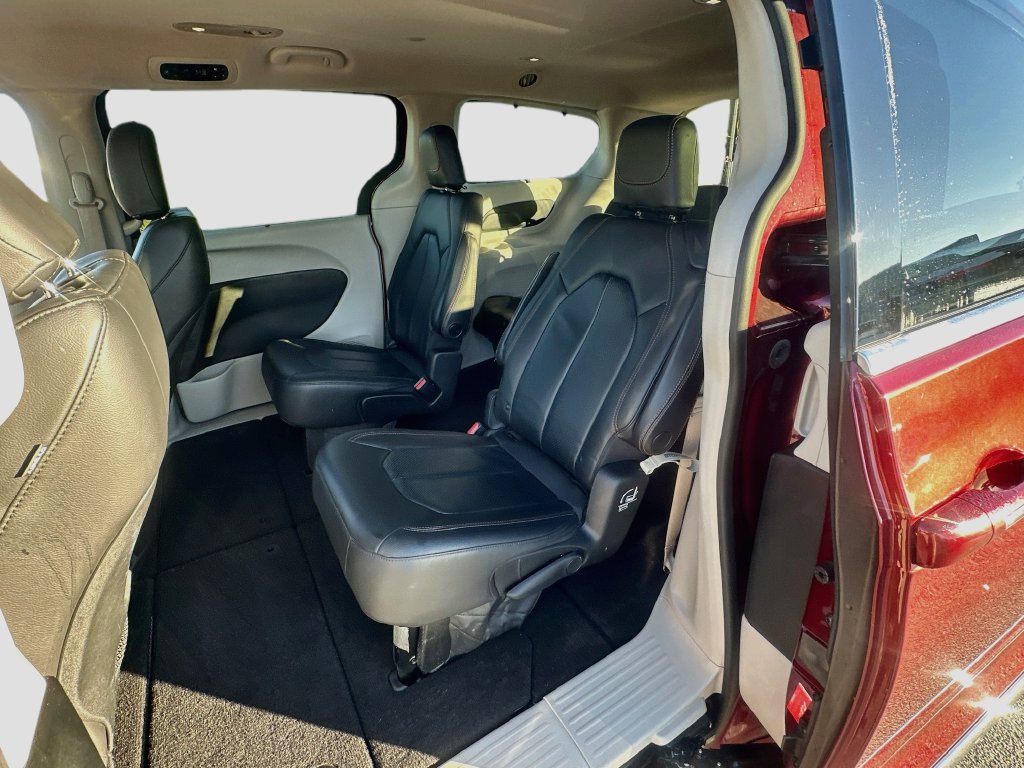Used 2018 Chrysler Pacifica Touring-L FWD image 23