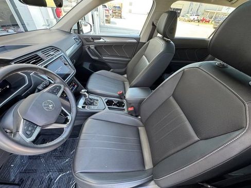 Used 2024 Volkswagen Tiguan SE image 28
