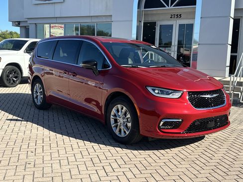 New 2026 Chrysler Pacifica Limited FWD image 5