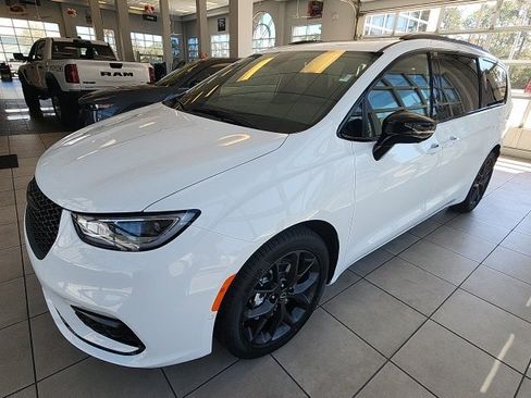 New 2025 Chrysler Pacifica Limited image 3