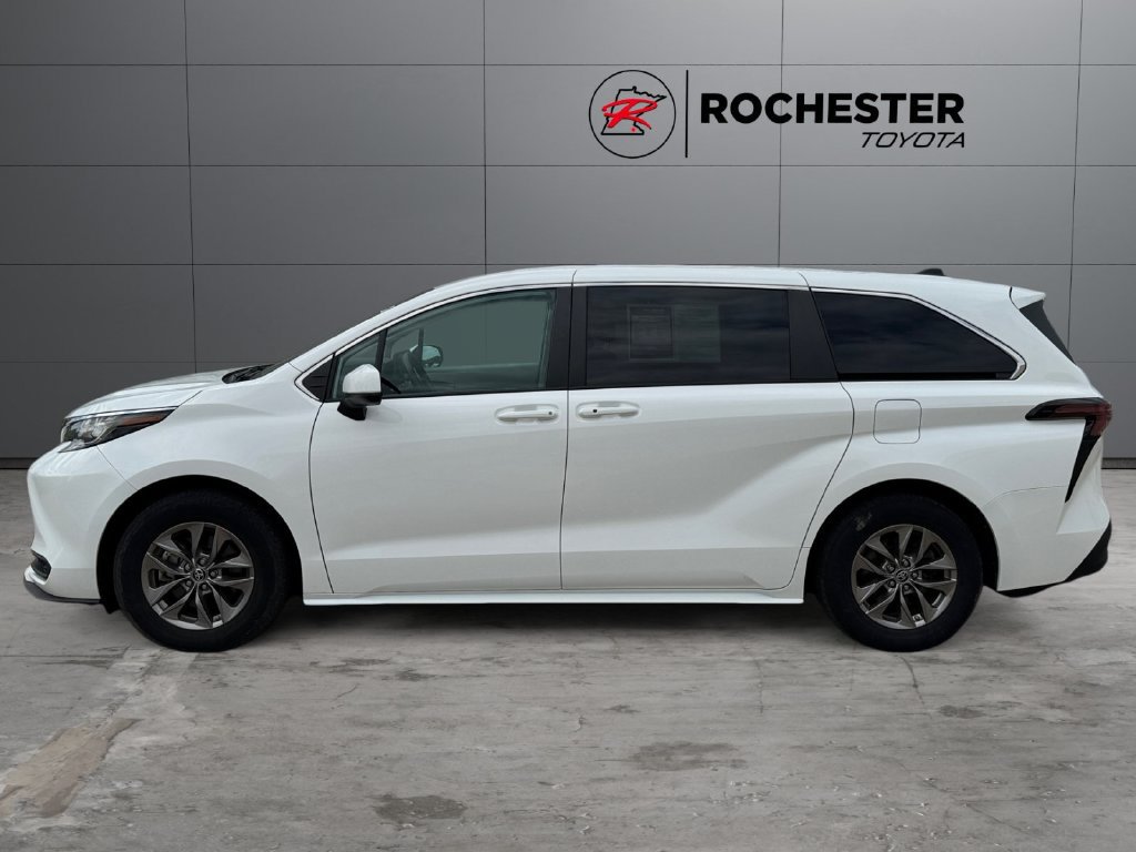 Used 2023 Toyota Sienna LE AWD/4WD image 2