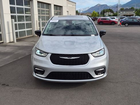 Used 2024 Chrysler Pacifica Limited FWD image 12