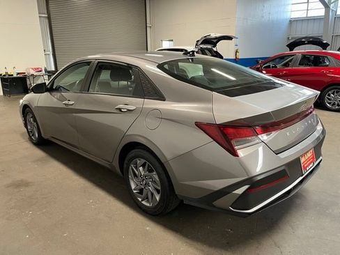 Used 2024 Hyundai Elantra SEL FWD image 5