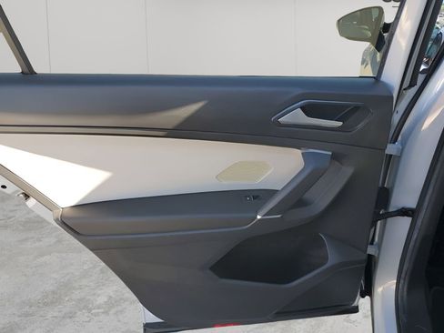 Used 2018 Volkswagen Tiguan SE w/ Panoramic Sunroof Package image 17