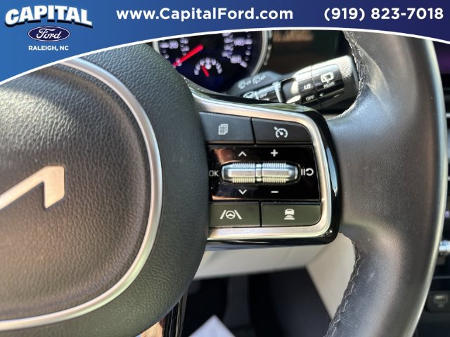 Used 2024 Kia Carnival EX FWD image 23