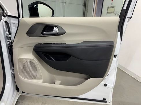 Used 2024 Chrysler Pacifica Touring-L image 28
