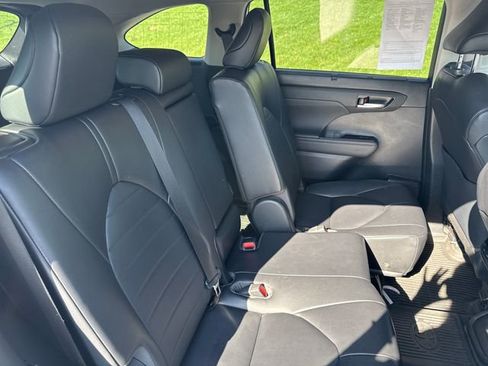 Used 2023 Toyota Highlander XLE image 14