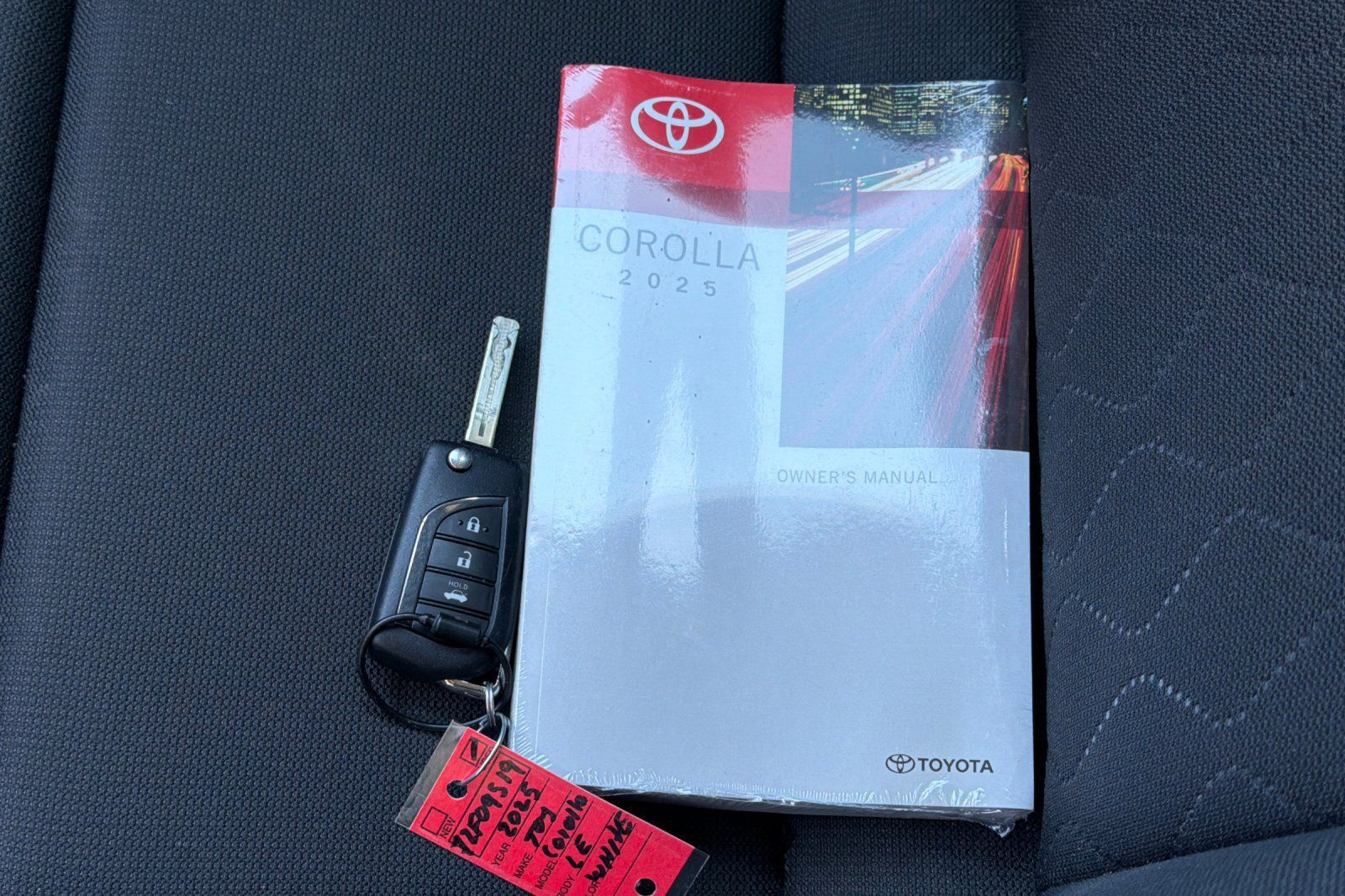 Used 2025 Toyota Corolla LE FWD image 11