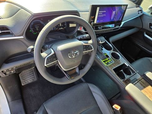 Used 2025 Toyota Sienna Limited image 11