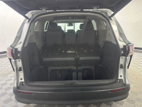 Used 2024 Toyota Sienna XLE image 18