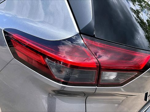 Used 2022 Nissan Rogue S image 27