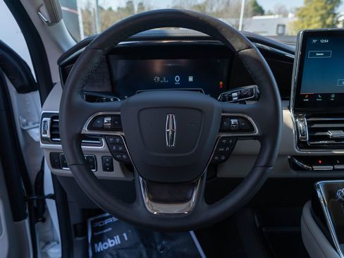 Used 2024 Lincoln Navigator Reserve image 21