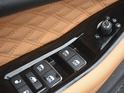 Used 2023 Jeep Grand Cherokee Summit w/ Luxury Tech Group V AWD/4WD image 13