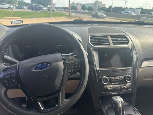 Used 2018 Ford Explorer XLT w/ Equipment Group 202A FWD image 10