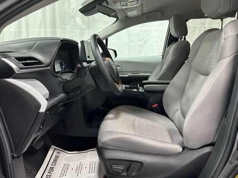 Used 2025 Toyota Sienna LE image 14