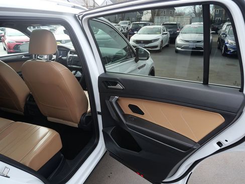 Used 2022 Volkswagen Tiguan SE w/ Panoramic Sunroof Package image 30