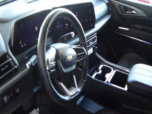 Used 2025 Chevrolet Traverse LT image 19