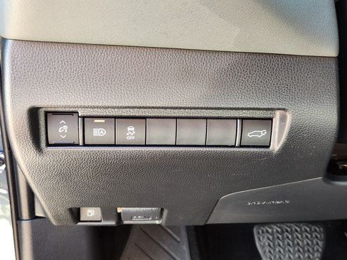 Used 2022 Toyota Venza XLE AWD/4WD image 24