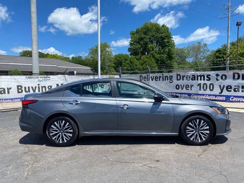 Used 2025 Nissan Altima 2.5 SV FWD image 2