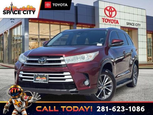 Used 2019 Toyota Highlander XLE FWD image 1