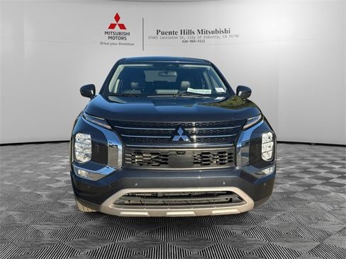Used 2024 Mitsubishi Outlander SE image 2