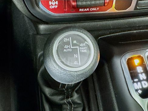 Used 2024 Jeep Wrangler Unlimited AWD/4WD image 18