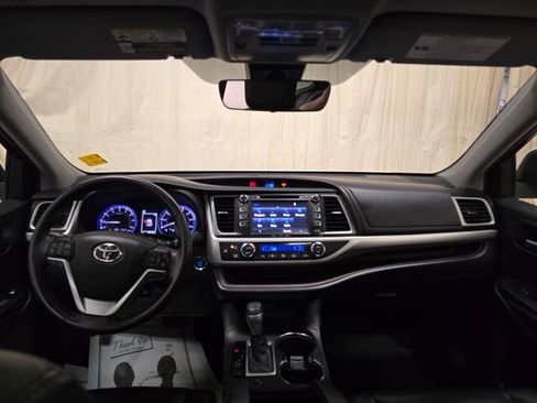 Used 2019 Toyota Highlander XLE image 26