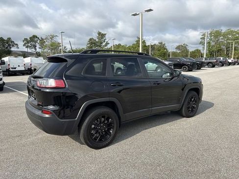 Used 2023 Jeep Cherokee Altitude Lux AWD/4WD image 3