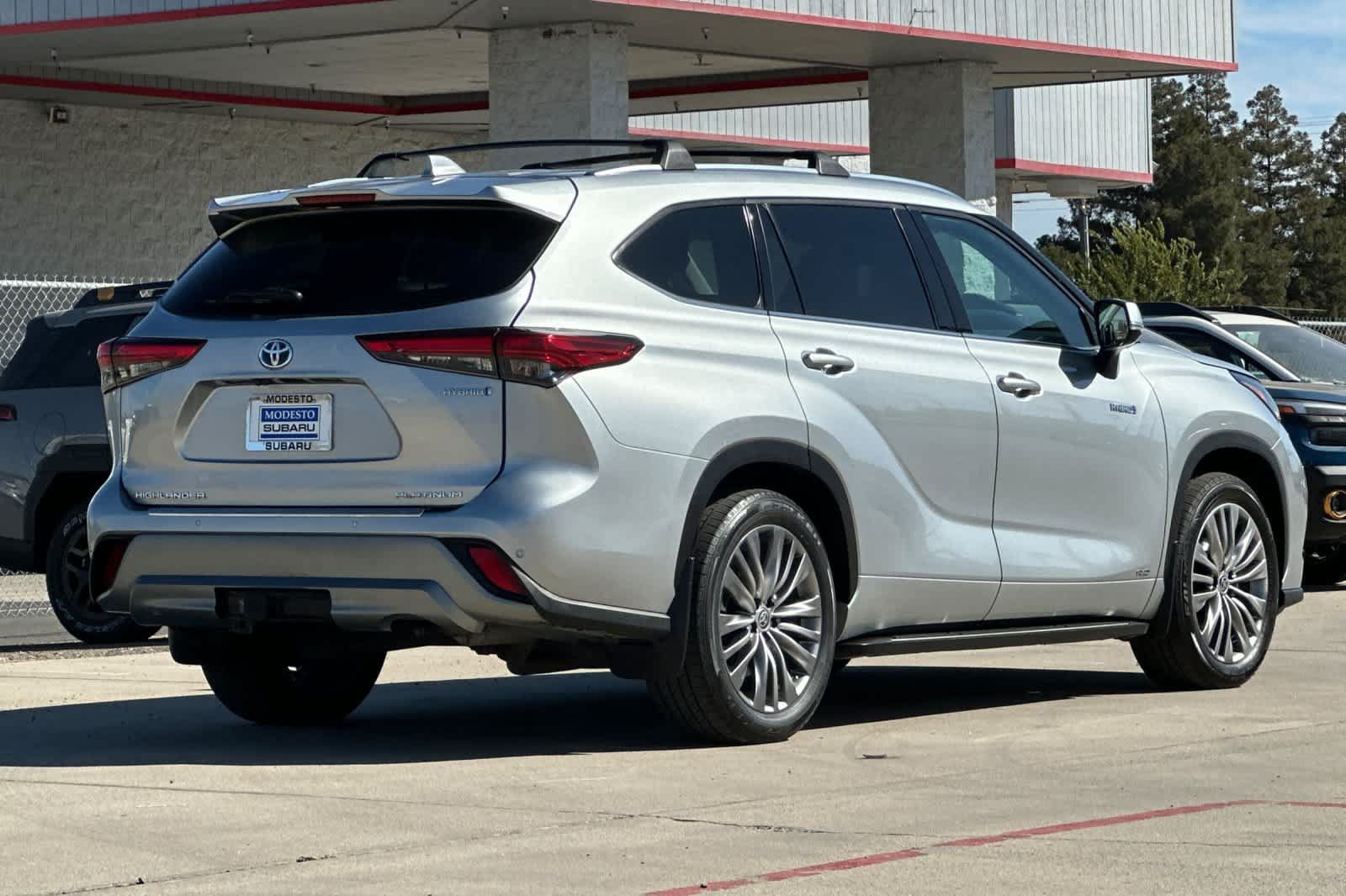 Used 2021 Toyota Highlander Platinum AWD/4WD image 3