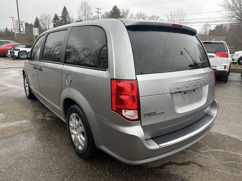 Used 2019 Dodge Grand Caravan SE FWD image 4