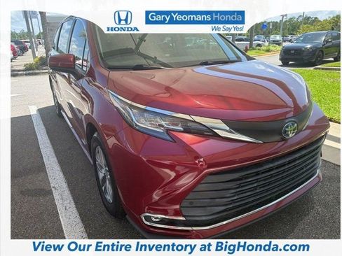 Used 2021 Toyota Sienna XLE FWD image 12