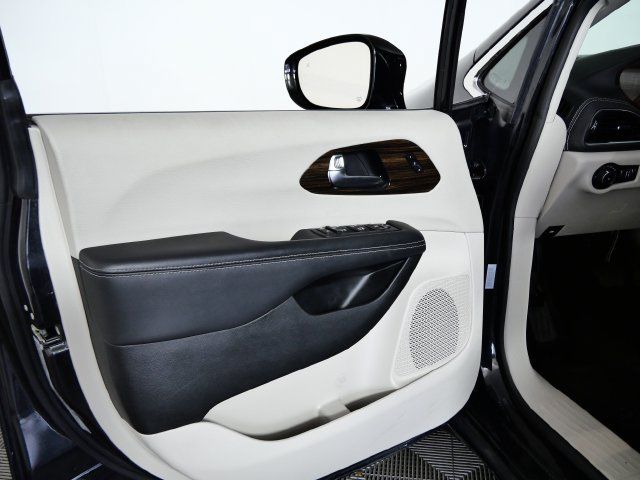 Used 2023 Chrysler Pacifica Limited FWD image 16