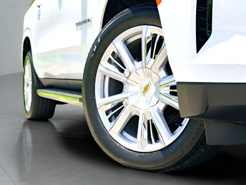 Used 2024 Chevrolet Suburban High Country RWD image 2