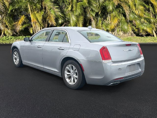 Used 2018 Chrysler 300 Touring RWD image 7