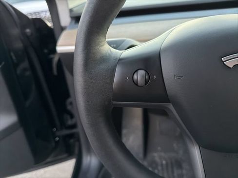 Used 2021 Tesla Model Y Long Range AWD/4WD image 18