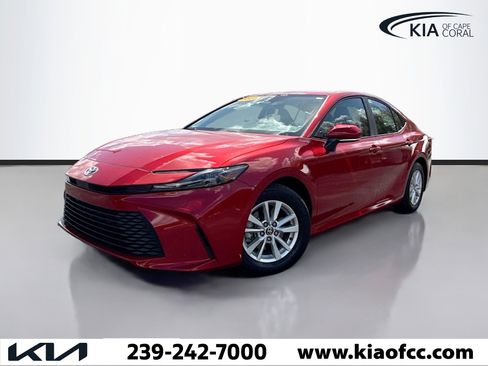 Used 2025 Toyota Camry LE w/ Convenience Package image 1