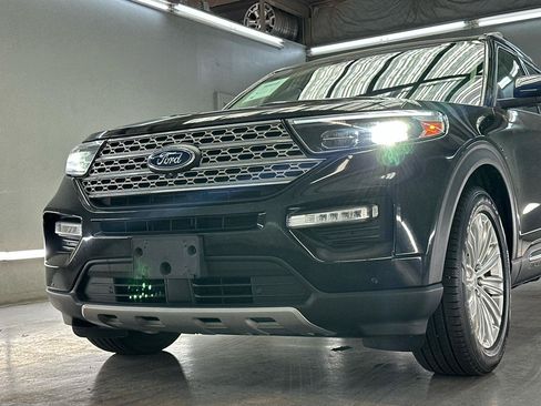 Used 2022 Ford Explorer Limited w/ Limited Technology Package RWD image 4